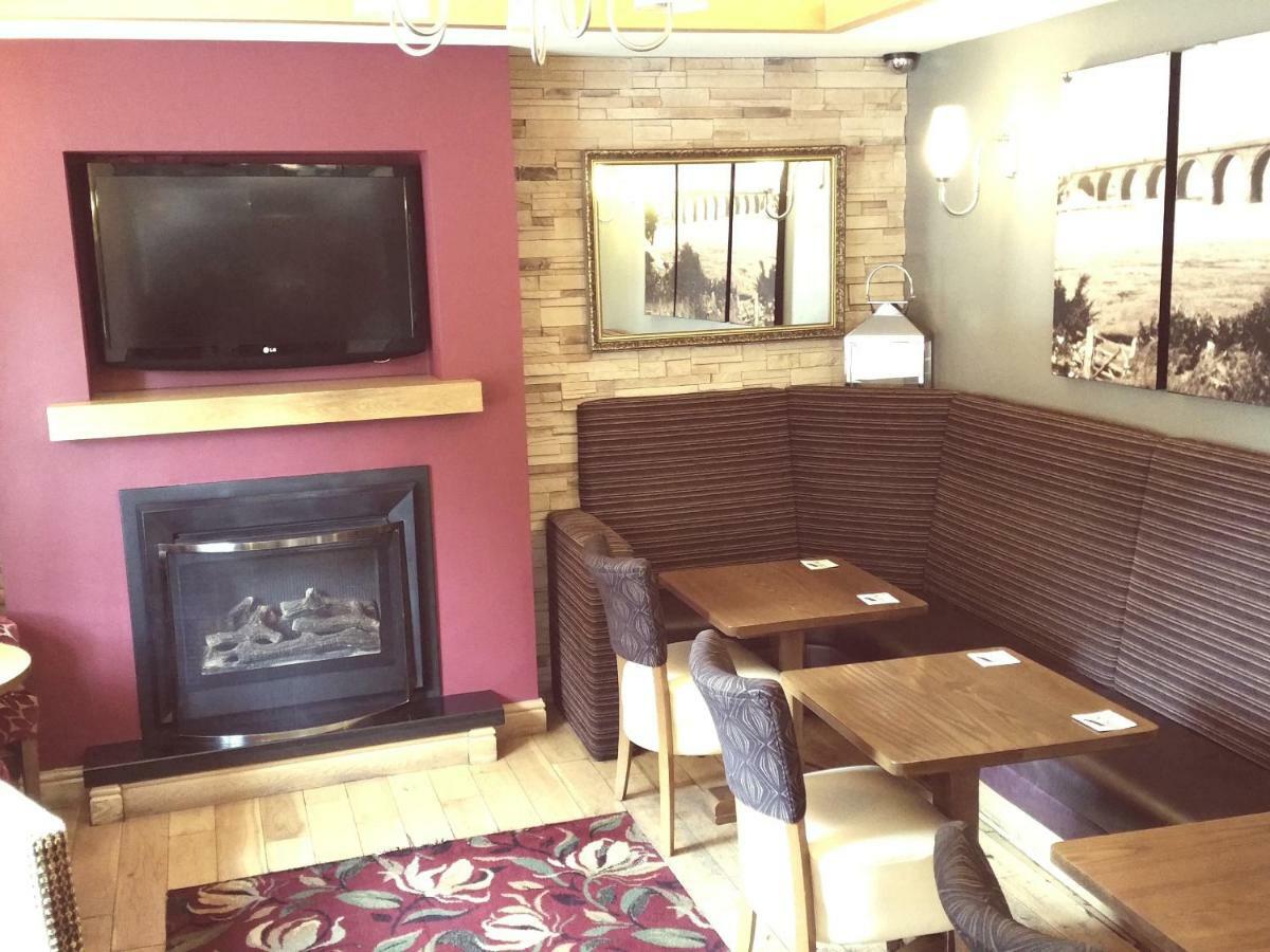 The Fountain Inn Hendy المظهر الخارجي الصورة